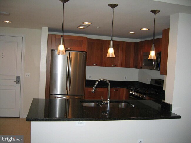 Foto del edificio - 2451 Midtown Ave