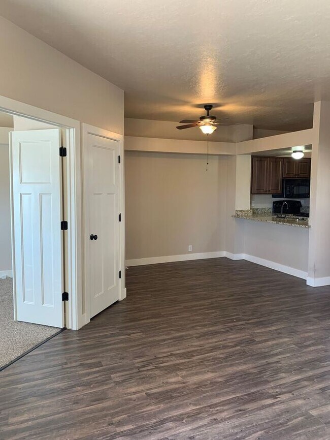 Building Photo - Spacious 2 bed 1 bath Apartment Available ...