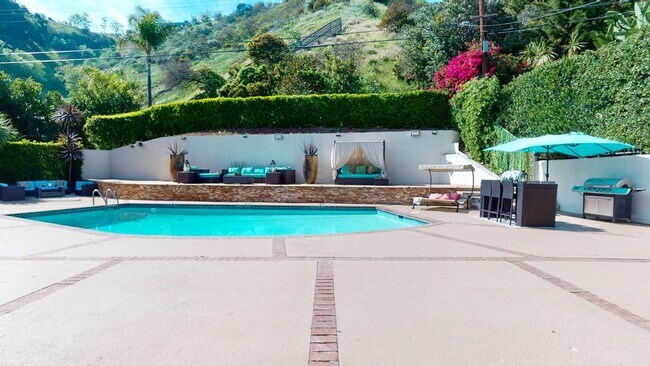 Building Photo - 1727 San Ysidro Dr