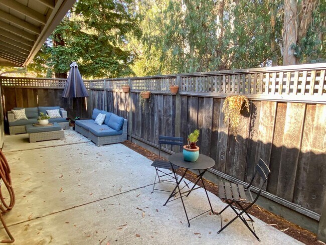 Building Photo - New Remodel 3/2 condo walk to UCSC.