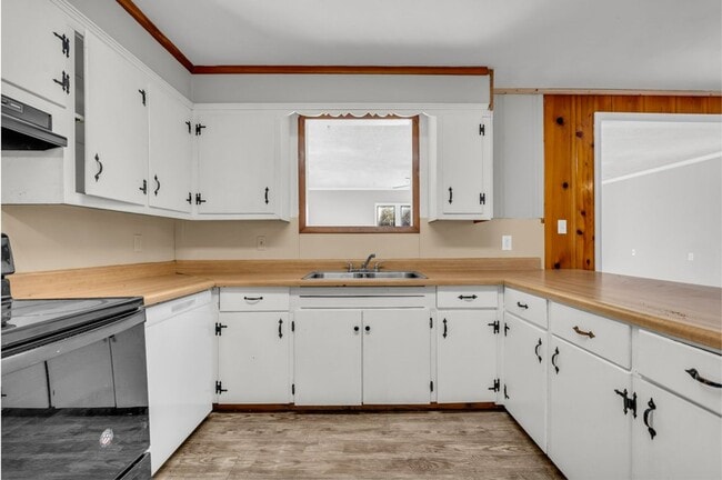 Foto del edificio - Renovated 4 Bedroom 2 Bath Home with Shop for Rent!