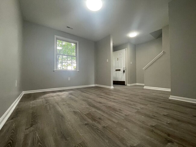 Building Photo - Beautifully Renovated 3 Bed/2 Bath in Roya...