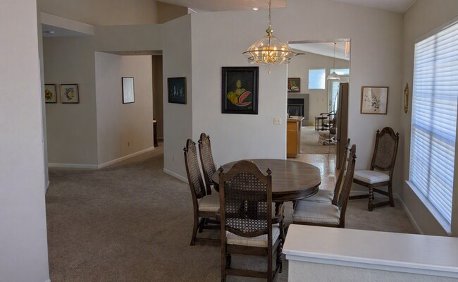 Foto del edificio - Located in a Gated Community