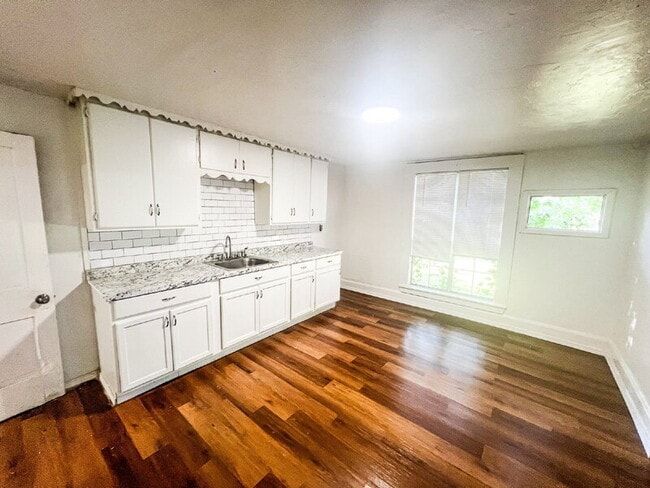 Building Photo - 307 S Rosehill Ave