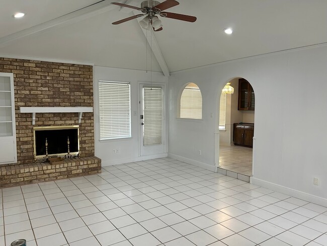 Building Photo - 1709 Vicksburg Dr