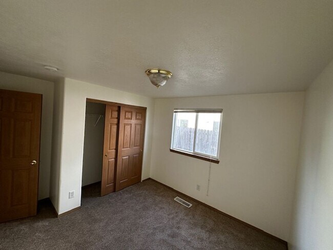 Foto del edificio - Clean 3 Bedroom 2 Bath Home In North Alban...