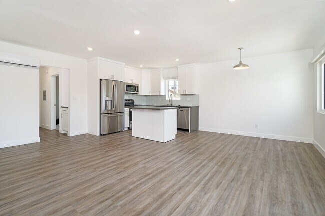 Building Photo - 1527 Granville Avenue, Unit 2BR