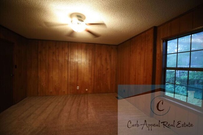 Foto del edificio - 3 Bedroom 2 Bath Home in Beautiful Neighborhood! A fenced back yard!!