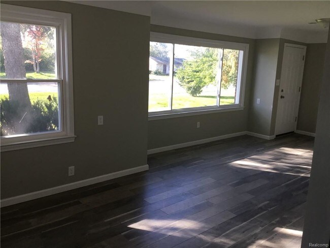 Foto del edificio - 685 E Maple Rd