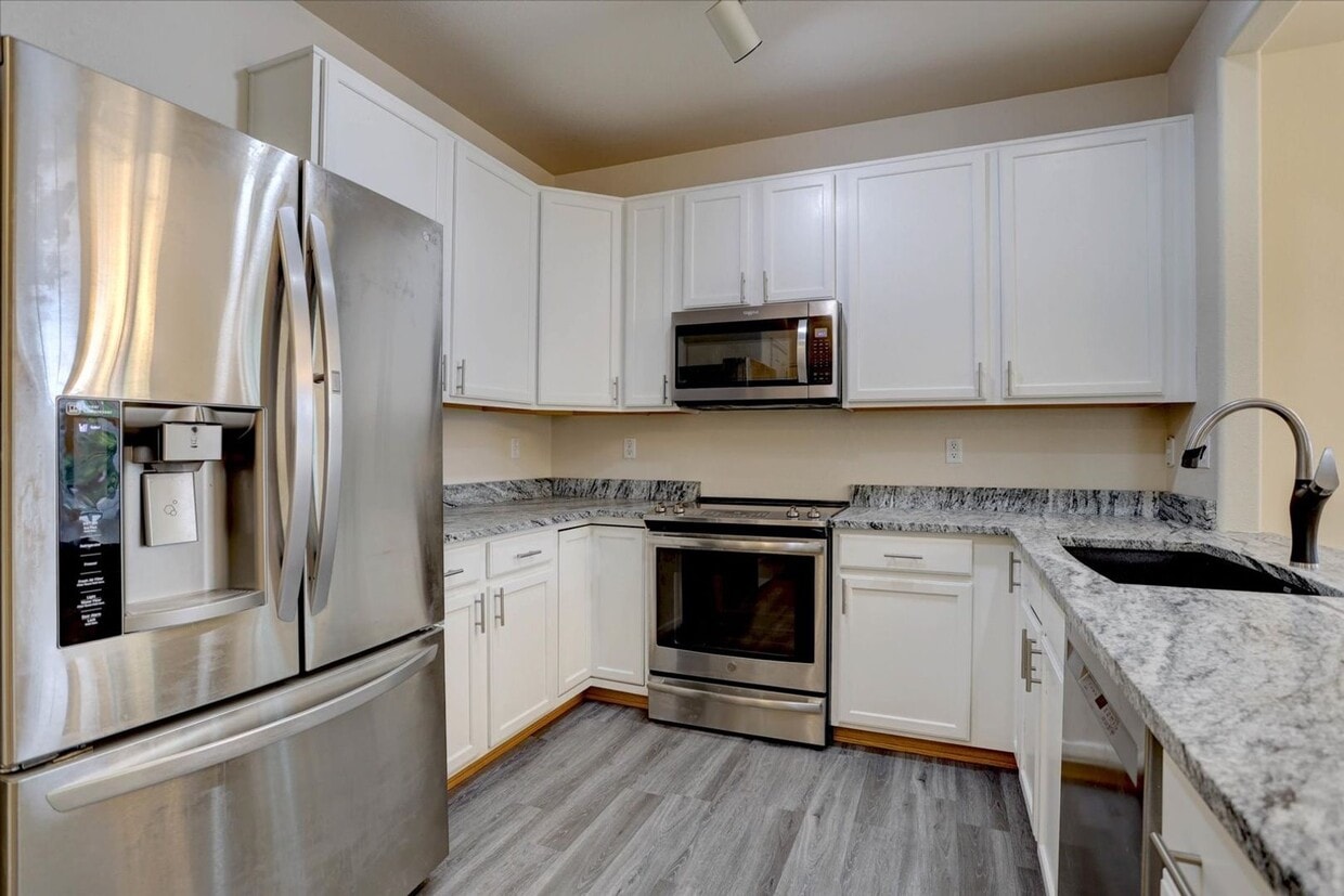 Updated 3bed/2.5bath/2car garage across fr... - Updated 3bed/2.5bath/2car garage across fr...
