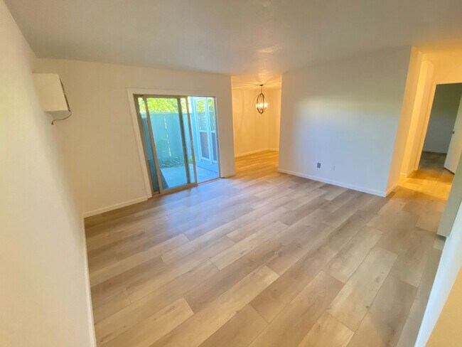 Foto del edificio - 2 Bed 1 Bath Condo (Remodeled)