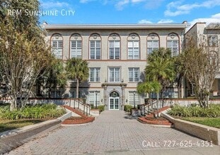 Building Photo - 701 Mirror Lake Dr N