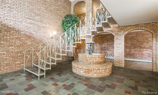 Building Photo - 2 br, 2 bath Condo - 2230 W 14 Mile Rd Apt 27