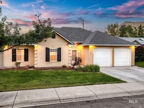 806 S Gray Eagle Way
