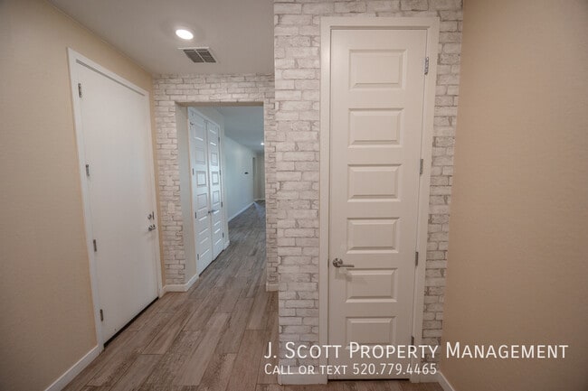 Building Photo - 449 Pinnacle Ridge Dr