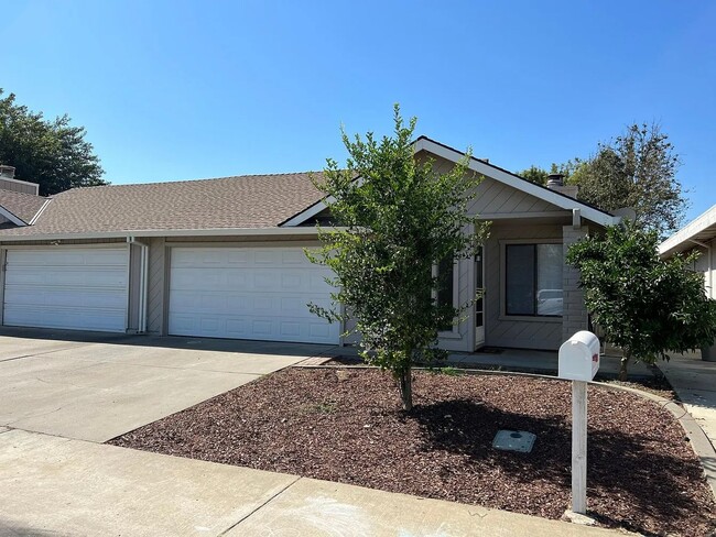 Building Photo - Charming 3 Bedroom, 2 Bath Halfplex in Southwest Woodland