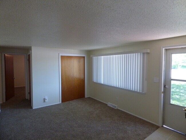 Building Photo - 2 Bed/1 Bath Duplex in Longmont