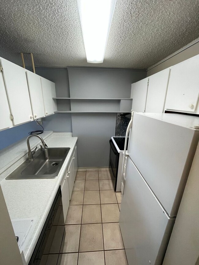 Foto del edificio - Desirable Unit in Pearlridge, Aiea!