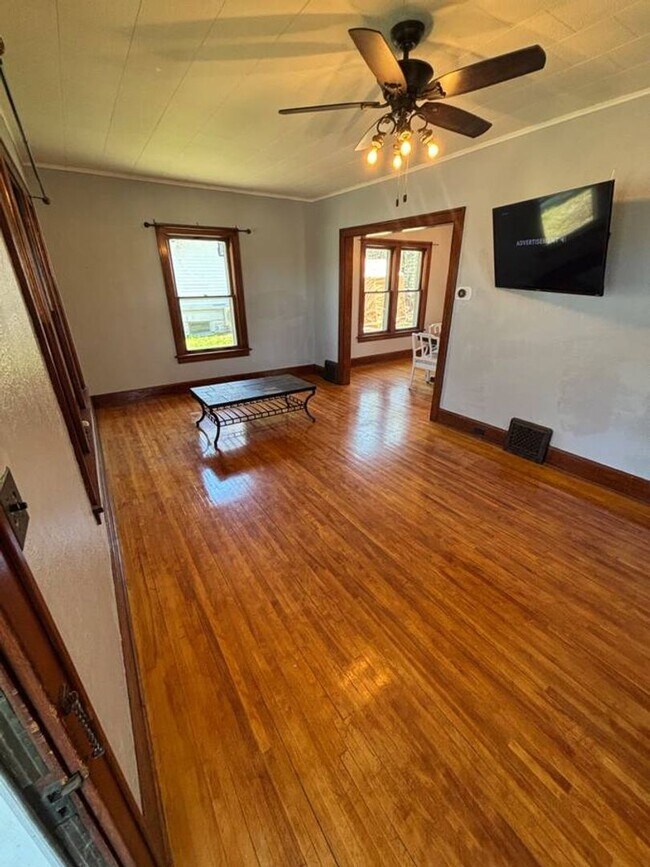 Foto del edificio - Four Bedroom, One Bathroom Single Family H...