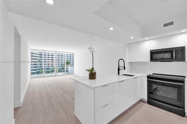 Building Photo - 5600 Collins Ave
