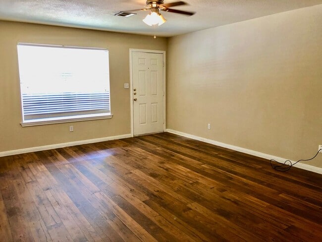 Building Photo - 3bd/2ba Attached Home