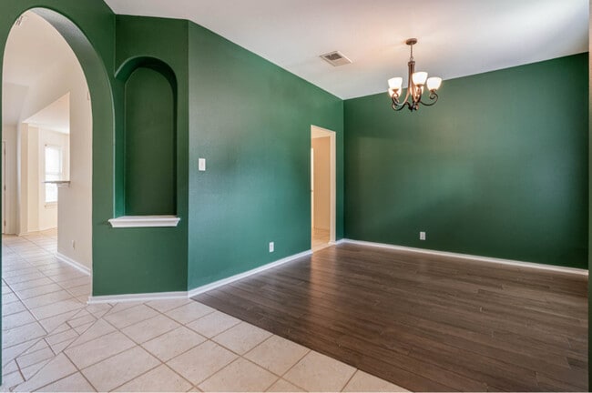 Building Photo - 15718 Knollrun