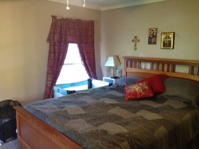 Foto del edificio - 3 br, 1 bath House - 678 E. Fairlane Street