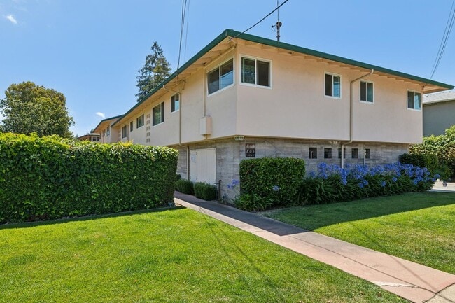 Building Photo - 815 Roble Ave