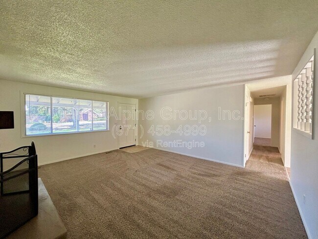 Building Photo - 5595 SW Menlo Dr