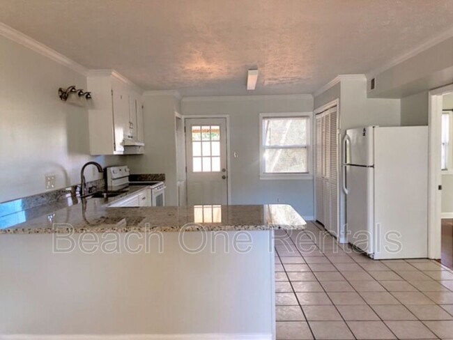 Building Photo - 902 27th Ave S