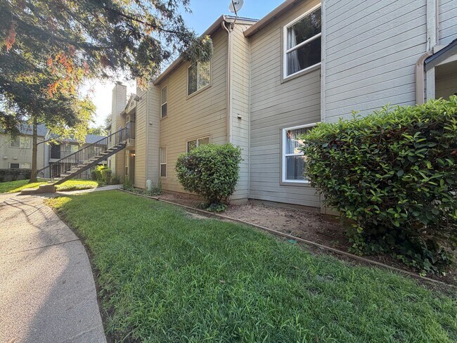 Building Photo - Beautiful 2 bedroom 1 bath Available today! Apply today!