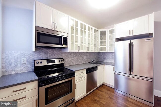 Building Photo - 335 W Girard Ave