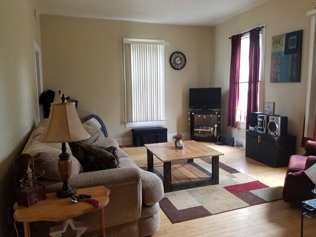 Foto del edificio - 4 Bed 1 Bath close to UWEC!