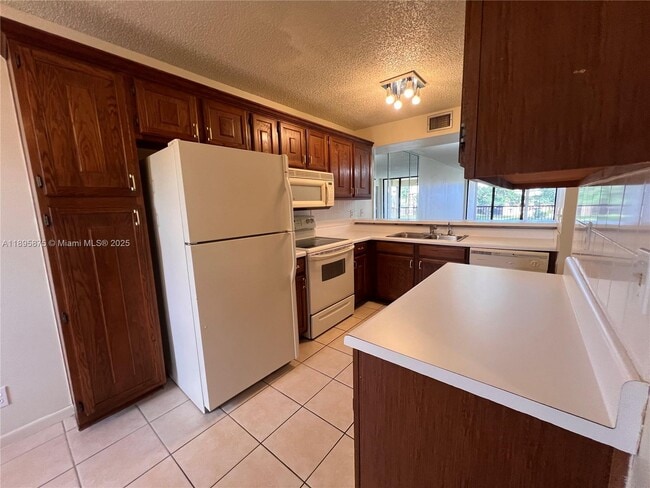Foto del edificio - 6528 Coral Lake Dr