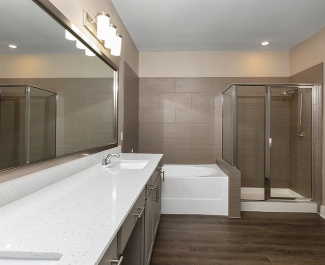 Building Photo - 810 E 9th St