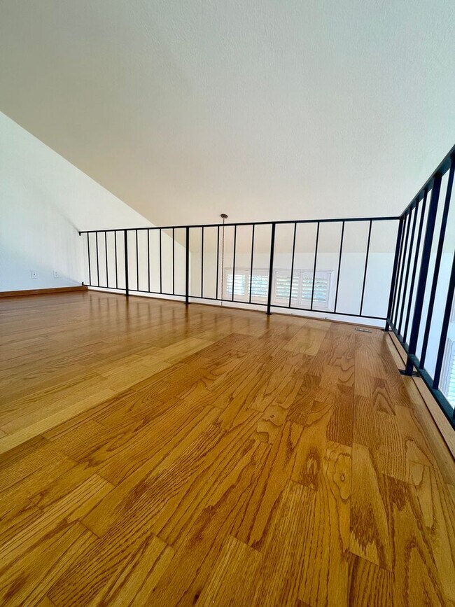 Building Photo - Tierrasanta 3br, 3b + loft Townhome