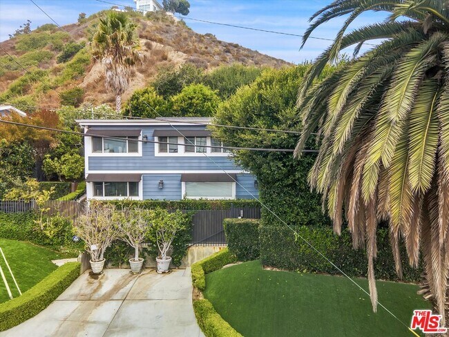 Foto del edificio - 3966 Las Flores Canyon Rd