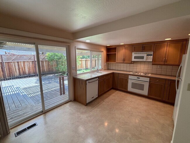 Foto del edificio - Single Level 3 Bedroom 2 Bathroom Bennett Valley Home with large private backyard