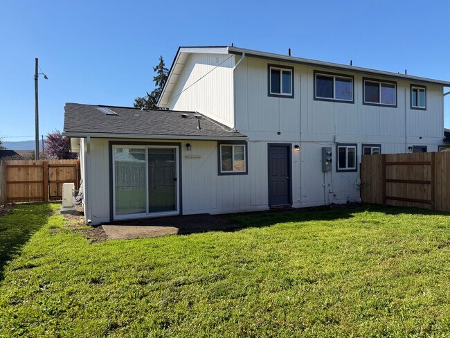 Foto del edificio - New 2 bed 1 1/2 bath duplex in Springfield!