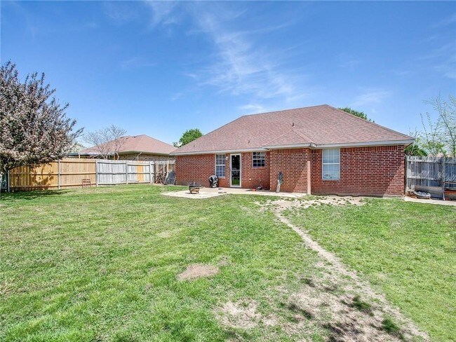 Building Photo - 1006 Solomon Dr