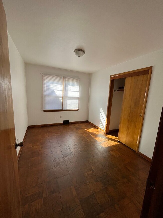 Building Photo - 3 Bedroom Homes available in Rockford