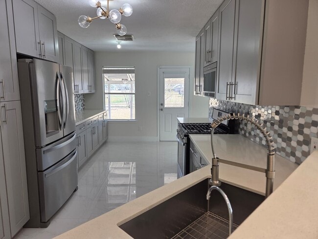 Foto del edificio - 7019 Brody Ln