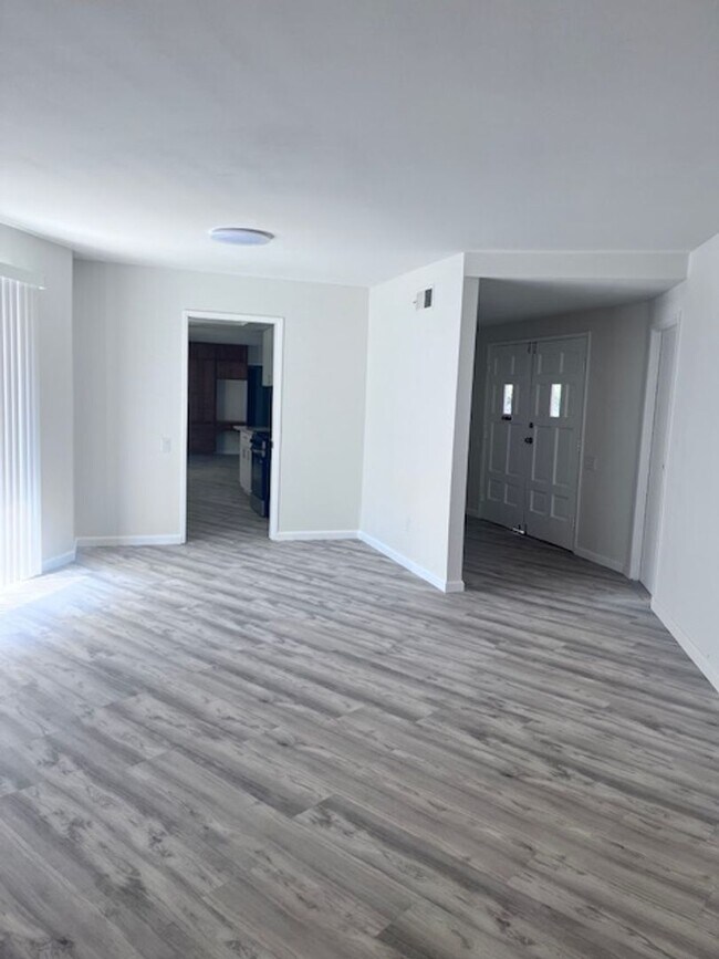 Building Photo - Recently Remodeled South Redlands Home