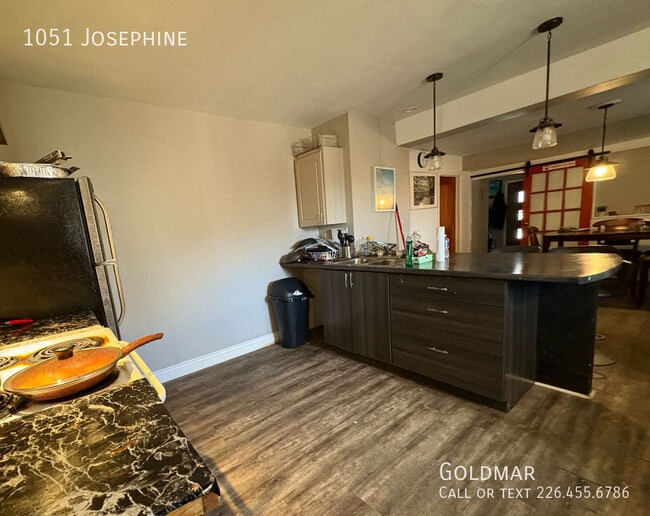 Building Photo - All inclusive room rental perfect for students and working professionals