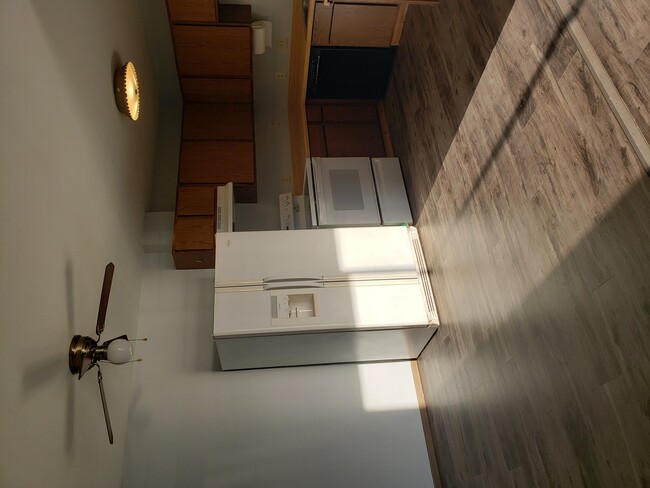 Building Photo - 449 E Hillcrest Dr