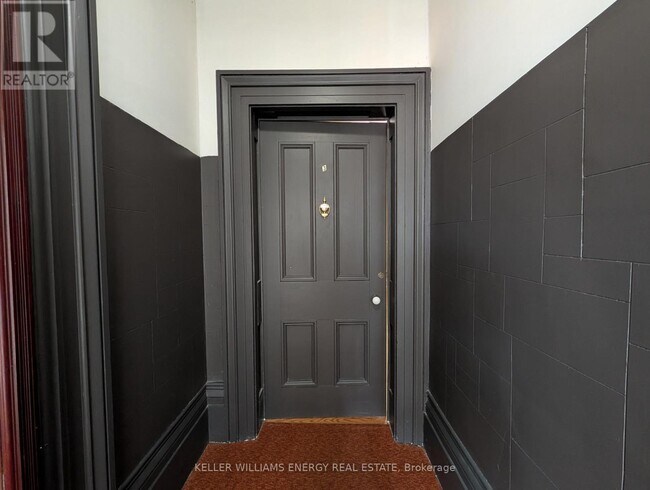 Building Photo - 35 King St