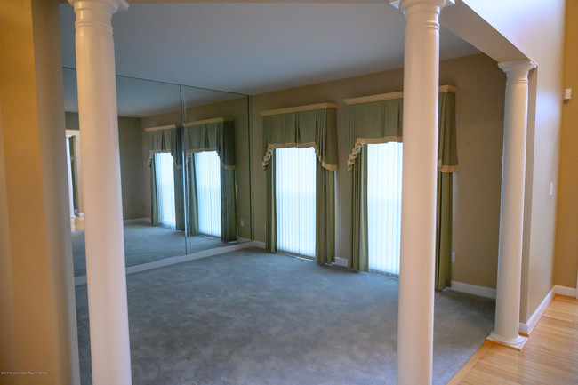 Building Photo - 1374 Bridport Dr