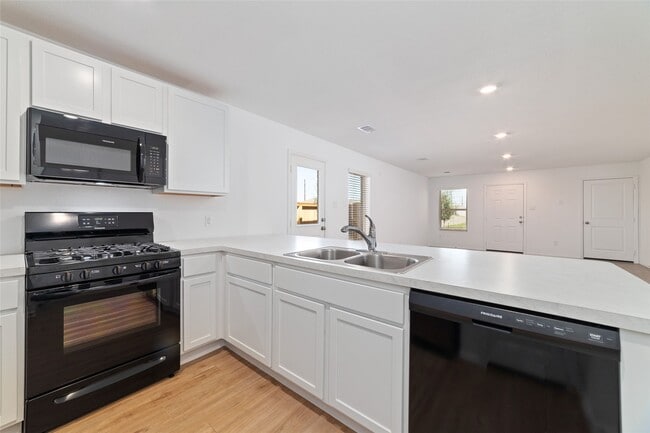 Foto del edificio - 7611 Cedar Birch Dr