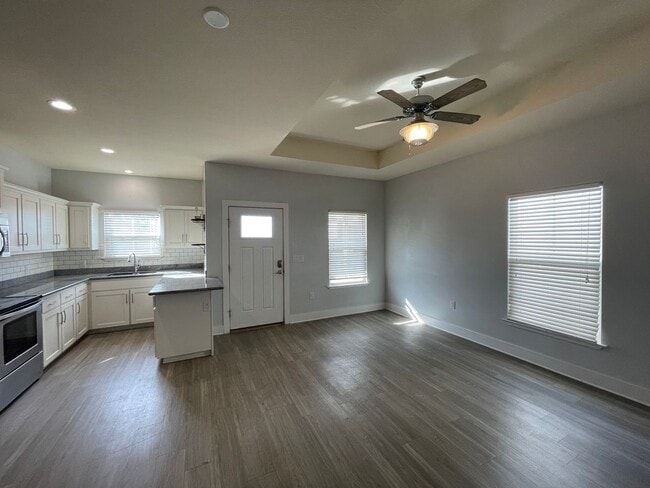 Building Photo - Downtown Living with a $200 off Move in Cr...