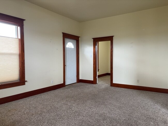 Building Photo - One of a kind ranch home with lake mountain views!